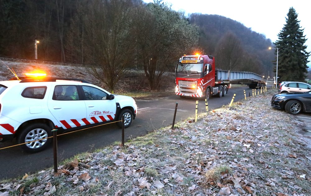 V Banskej Bystrici začali s prevozom a montážou mosta pri železničnej stanici