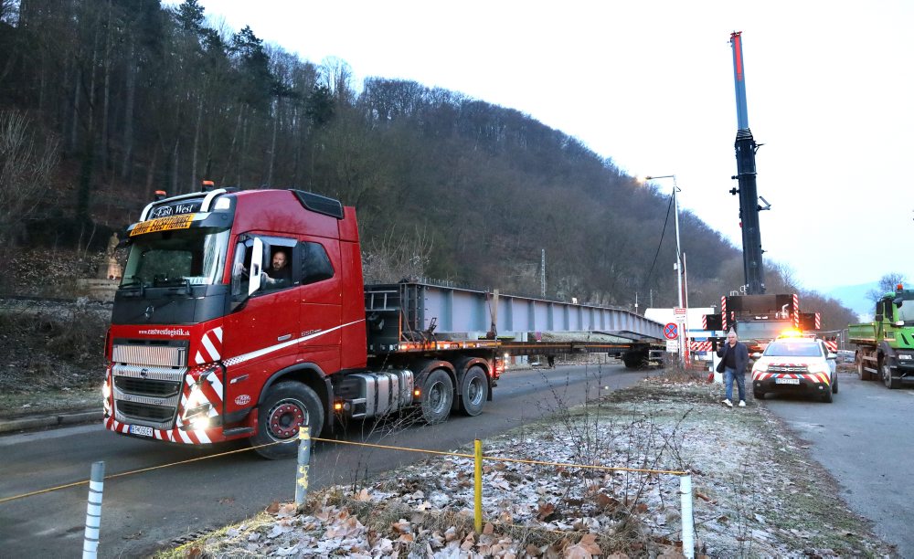 V Banskej Bystrici začali s prevozom a montážou mosta pri železničnej stanici