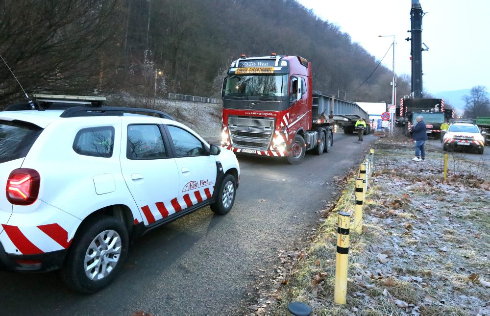 V Banskej Bystrici začali s prevozom a montážou mosta pri železničnej stanici