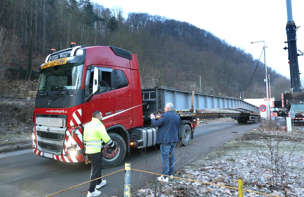 V Banskej Bystrici začali s prevozom a montážou mosta pri železničnej stanici