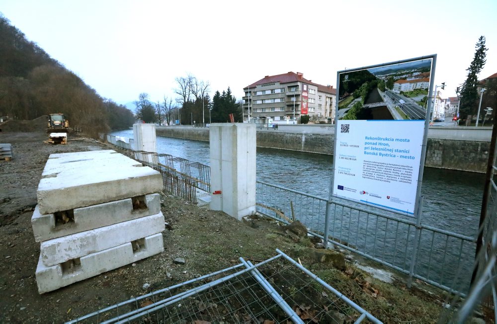 V Banskej Bystrici začali s prevozom a montážou mosta pri železničnej stanici