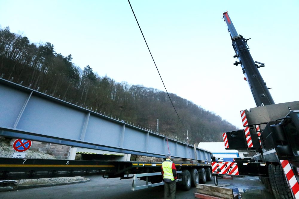V Banskej Bystrici začali s prevozom a montážou mosta pri železničnej stanici