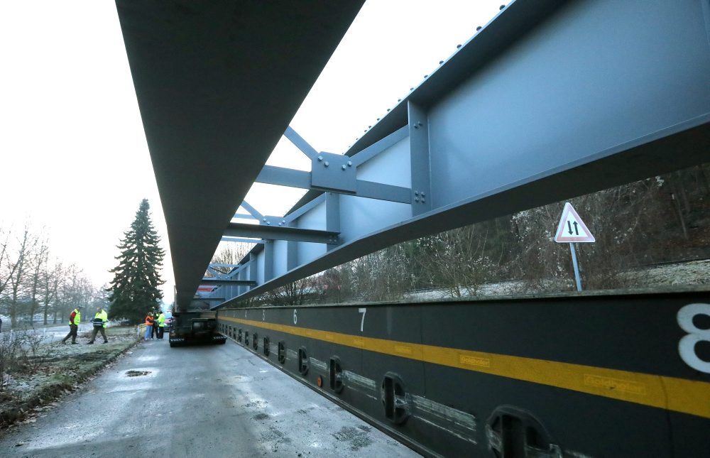 V Banskej Bystrici začali s prevozom a montážou mosta pri železničnej stanici