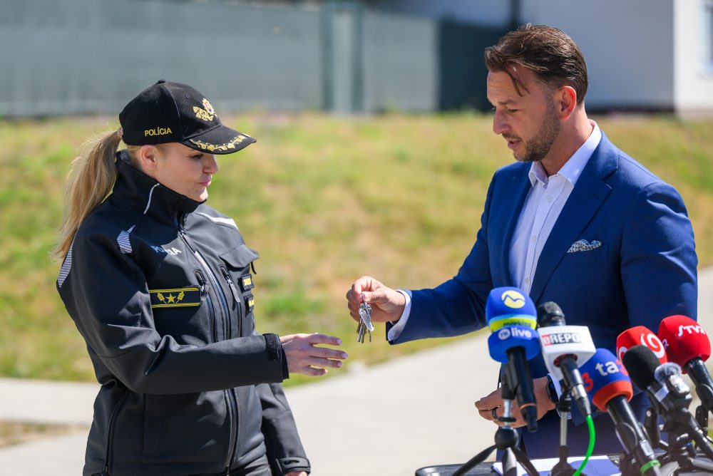 M.Šutaj Eštok odovzdal v Ivanke pri Dunaji nájomné byty pre policajtov a hasičov