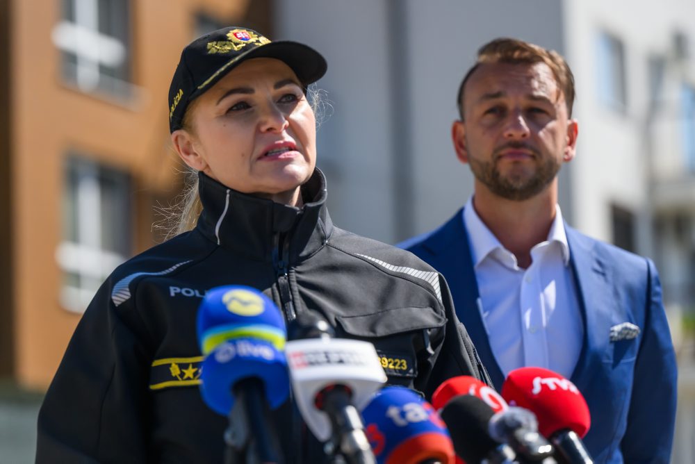 M.Šutaj Eštok odovzdal v Ivanke pri Dunaji nájomné byty pre policajtov a hasičov