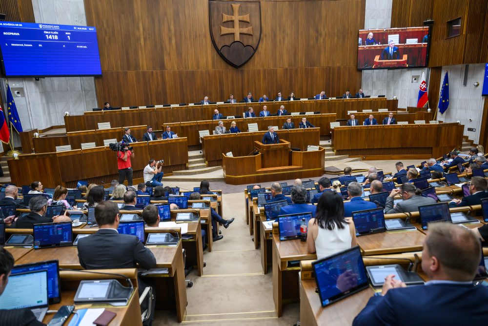 Poslanci začali rokovať o návrhu na vyslovenie dôvery vláde