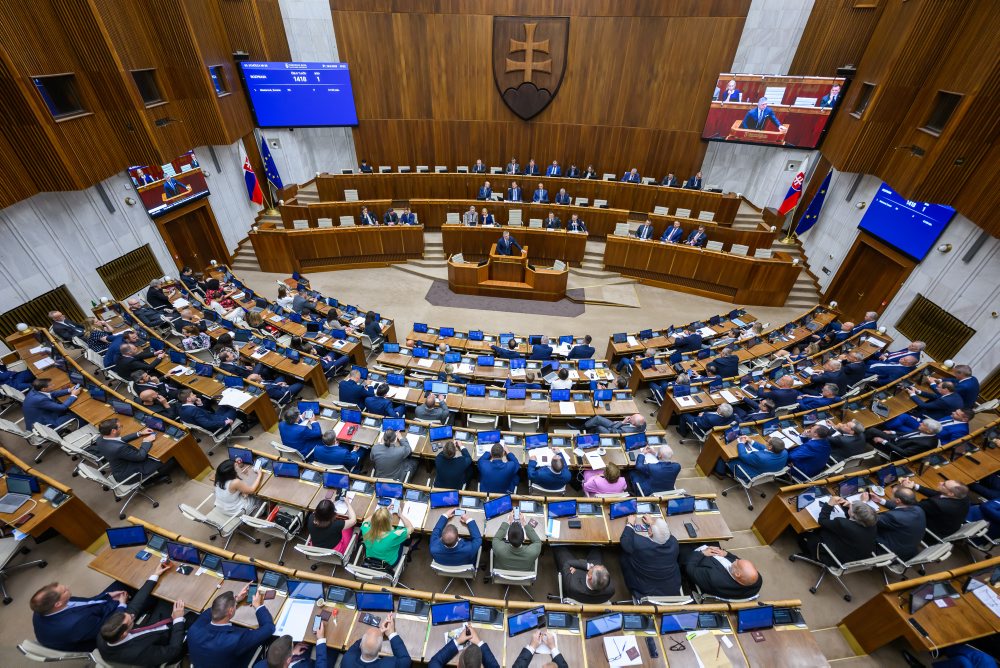Poslanci začali rokovať o návrhu na vyslovenie dôvery vláde