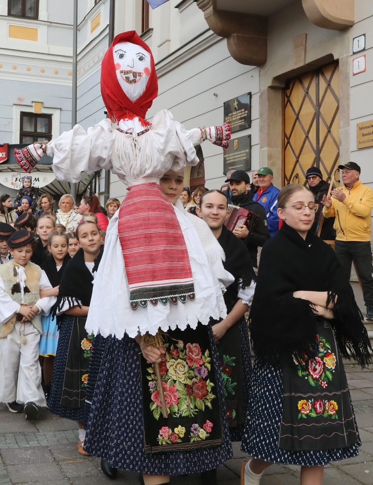 Vynášanie Moreny v Banskej Bystrici so sprievodom k potoku Bystrička