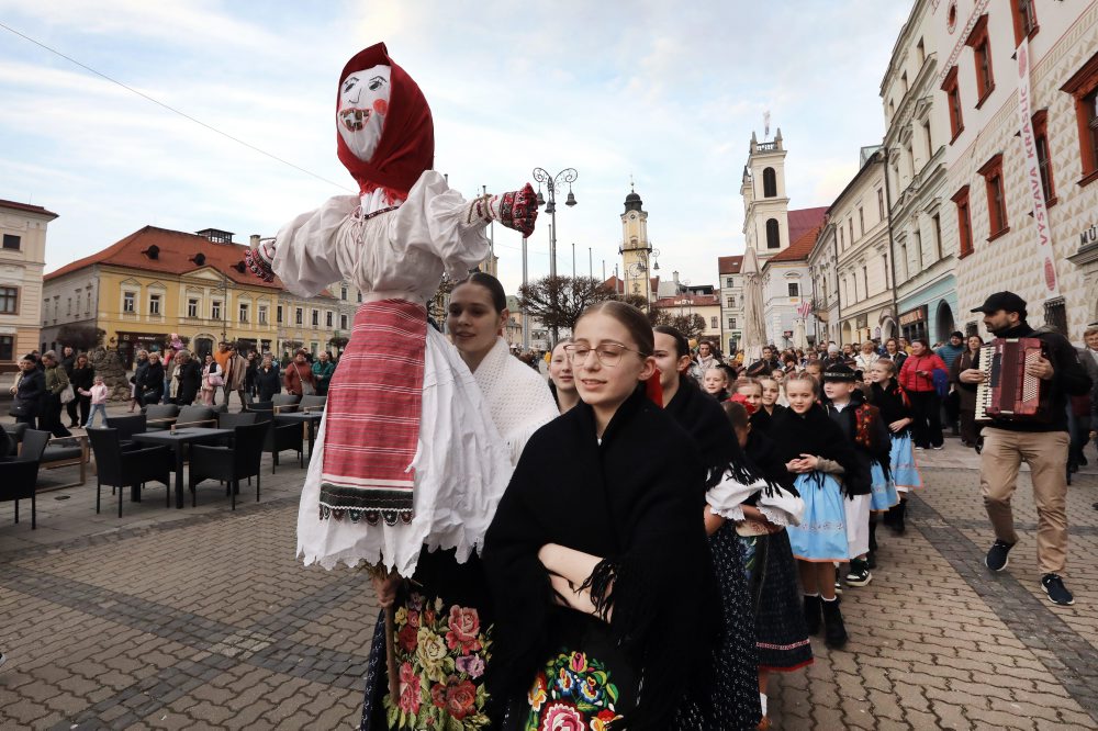 Vynášanie Moreny v Banskej Bystrici so sprievodom k potoku Bystrička