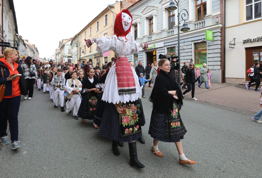 Vynášanie Moreny v Banskej Bystrici so sprievodom k potoku Bystrička