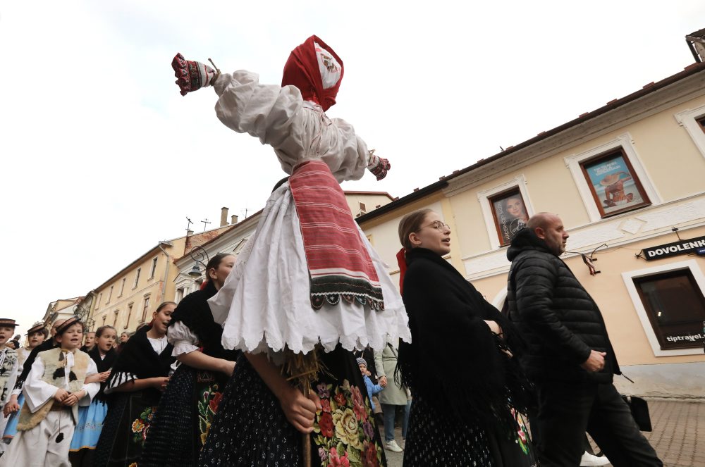 Vynášanie Moreny v Banskej Bystrici so sprievodom k potoku Bystrička