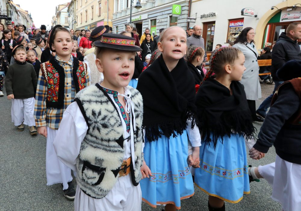 Vynášanie Moreny v Banskej Bystrici so sprievodom k potoku Bystrička