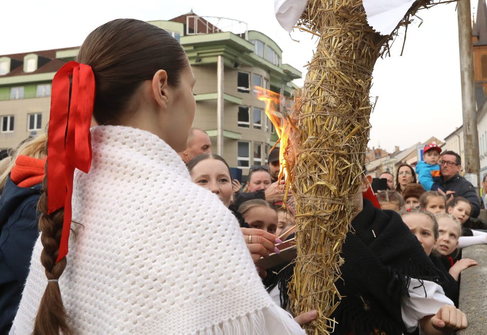 Vynášanie Moreny v Banskej Bystrici so sprievodom k potoku Bystrička