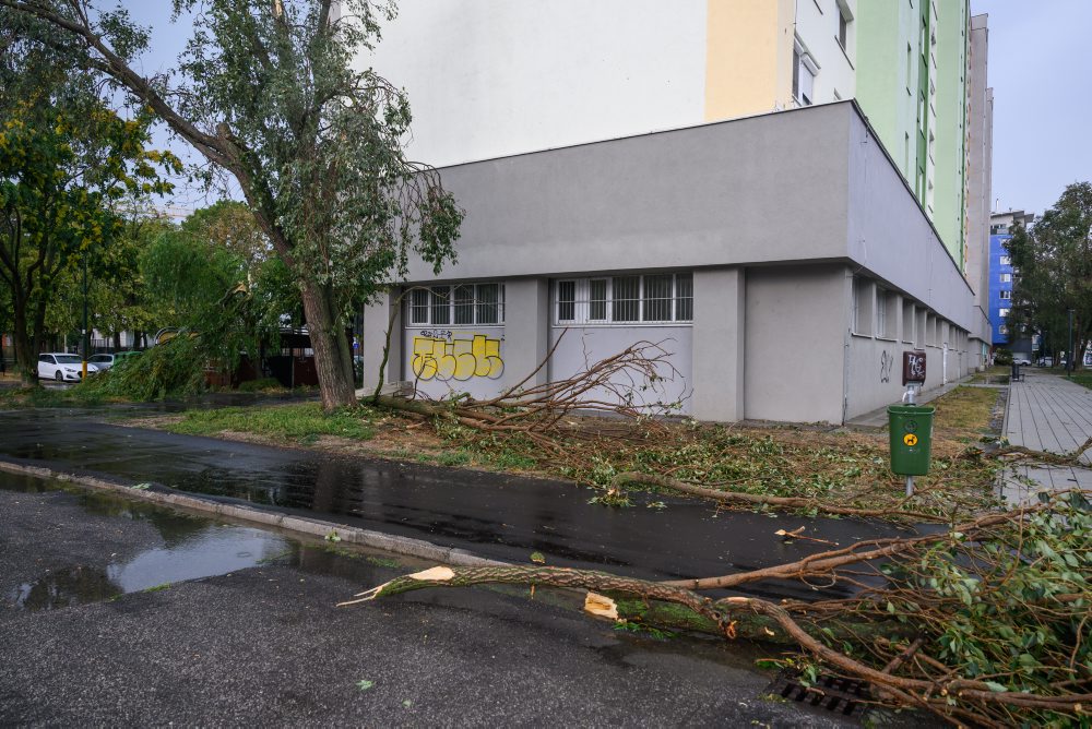 Búrka v Bratislave spôsobila rozsiahle škody