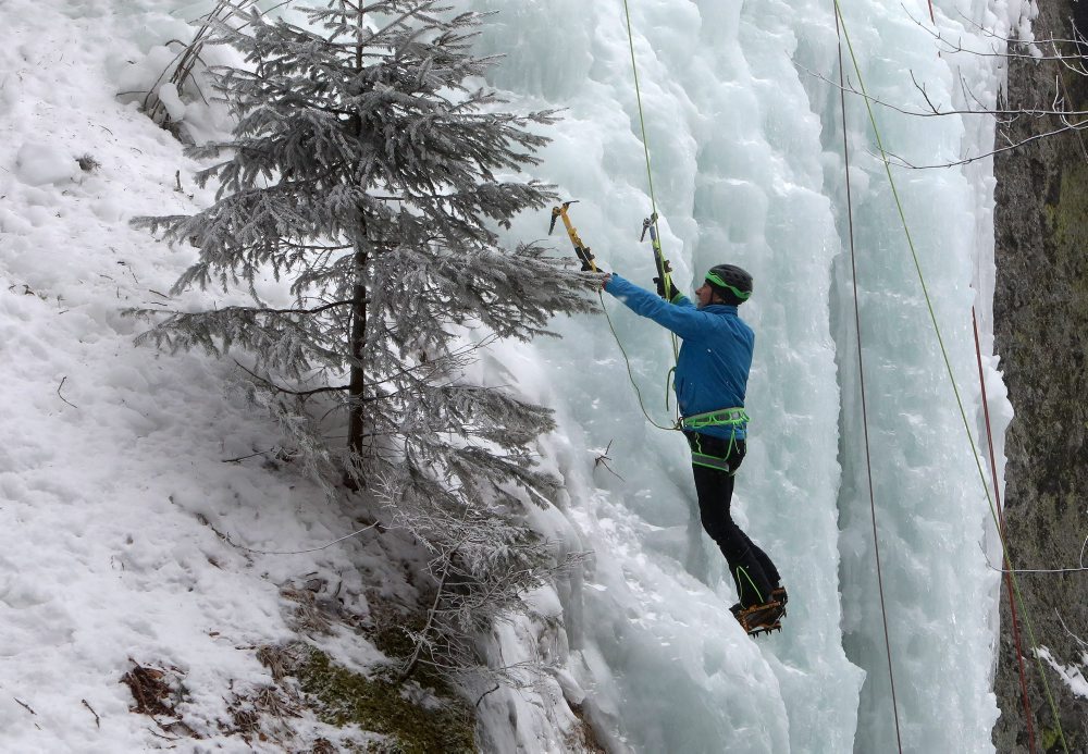 Milovníci adrenalínu majú na Skalke ďalšiu atrakciu, 30-metrový ľadopád