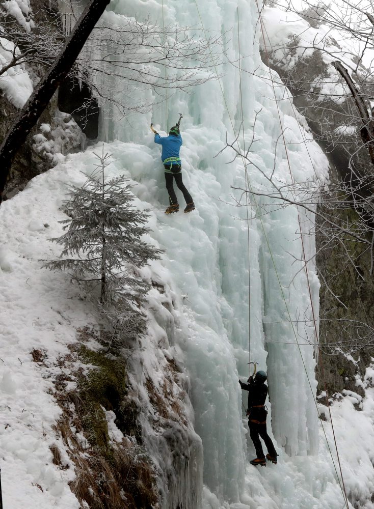Milovníci adrenalínu majú na Skalke ďalšiu atrakciu, 30-metrový ľadopád