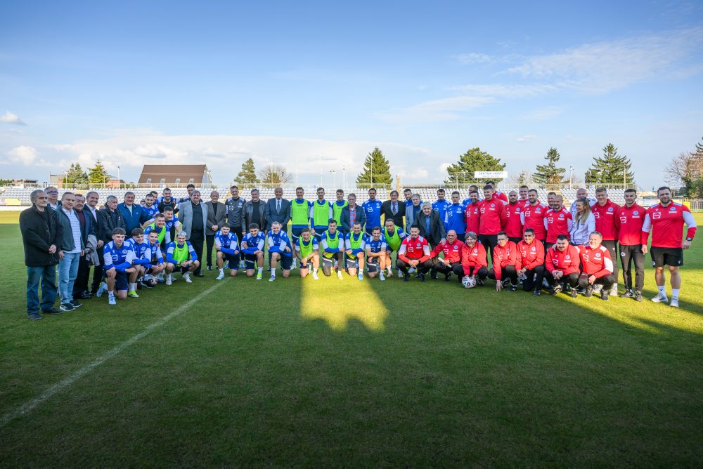 Spoločná fotografia slovenských futbalistov a hráčov z ME 1976 