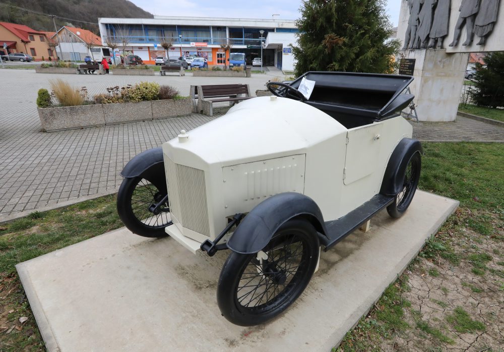 Jodel prvého slovenského automobilu Drndička v Hronskom Beňadiku v okrese Žarnovica
