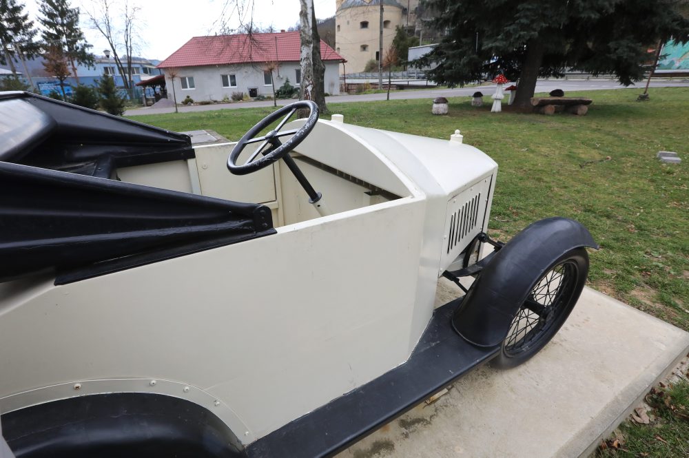 Jodel prvého slovenského automobilu Drndička v Hronskom Beňadiku v okrese Žarnovica