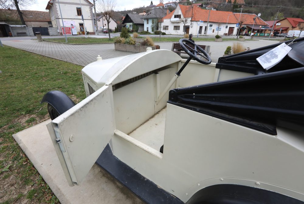 Jodel prvého slovenského automobilu Drndička v Hronskom Beňadiku v okrese Žarnovica