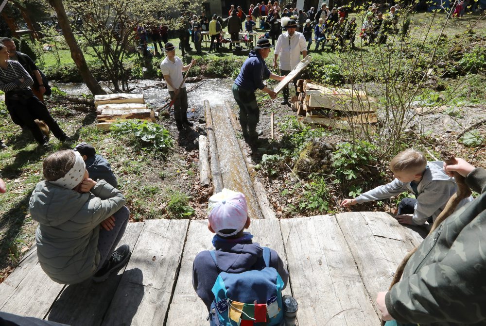 Plavenie dreva v drevenom vodnom žľabe v Rakytove pri Dolnom Harmanci 
