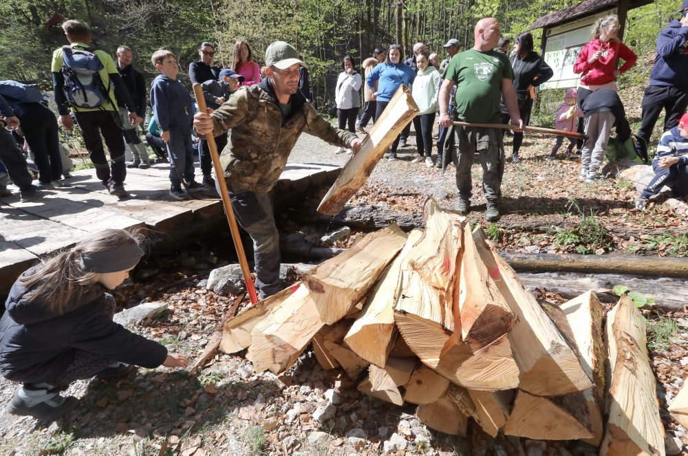 Plavenie dreva v drevenom vodnom žľabe v Rakytove pri Dolnom Harmanci 