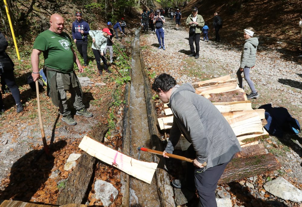 Plavenie dreva v drevenom vodnom žľabe v Rakytove pri Dolnom Harmanci 