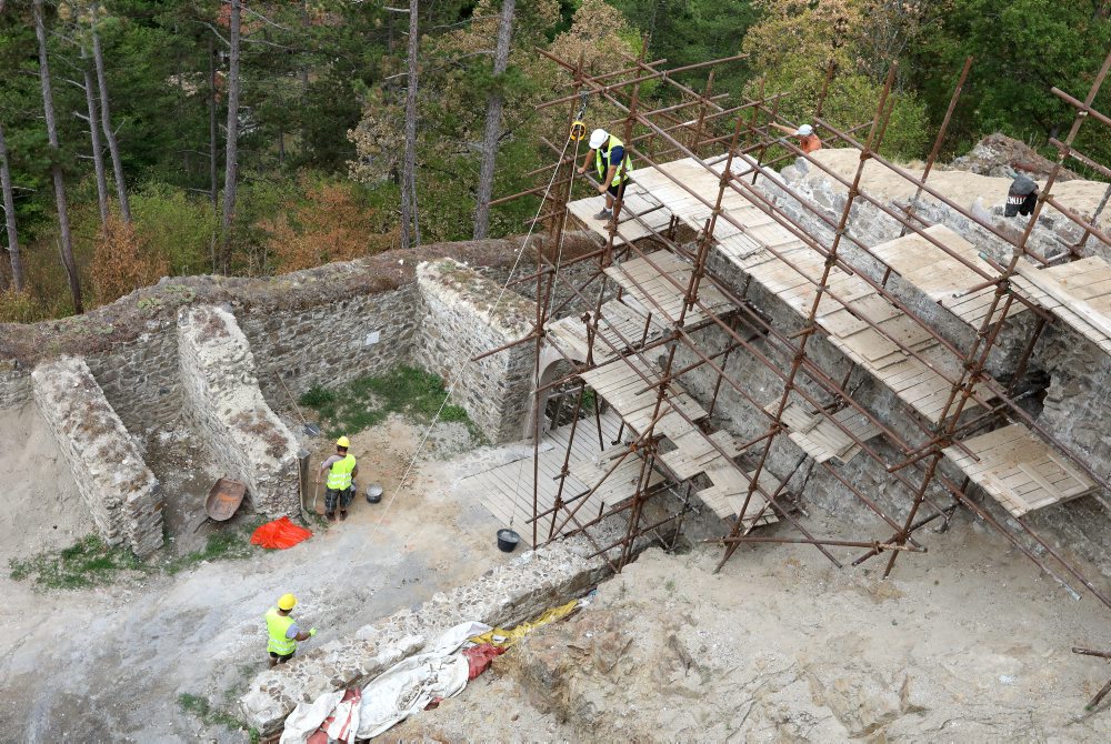 Obnova hradu Revište v rámci projektu Ľudia a hrady 