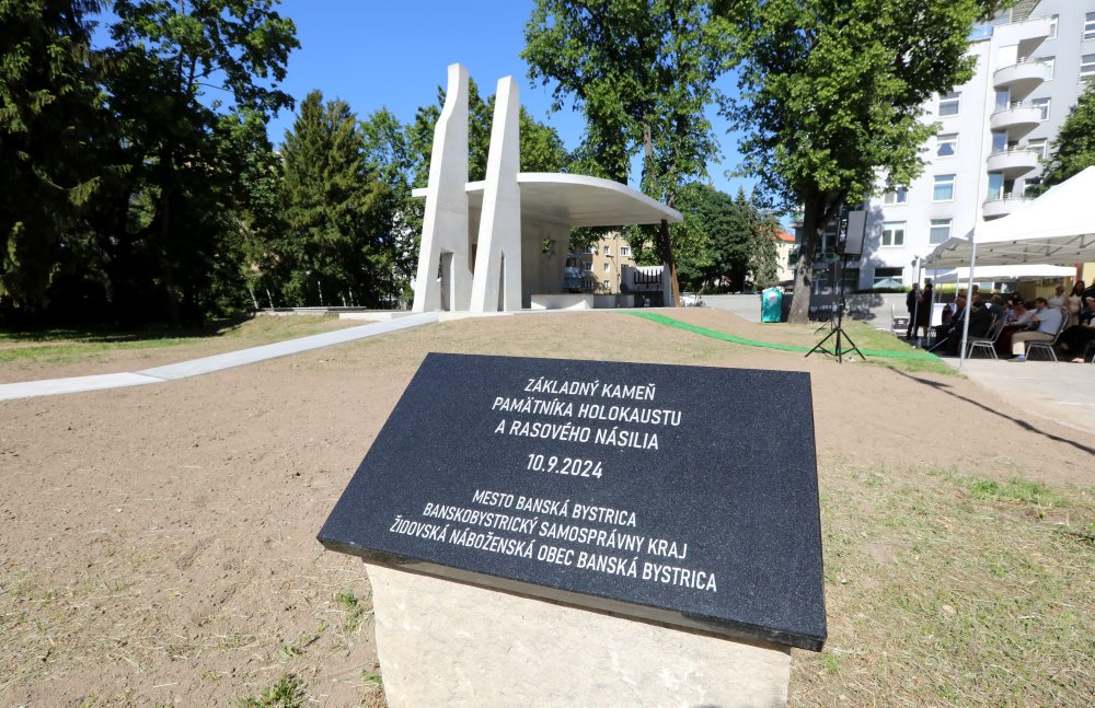 B. Bystrica: Na mieste židovskej synagógy odhalili Pamätník obetiam holokaustu