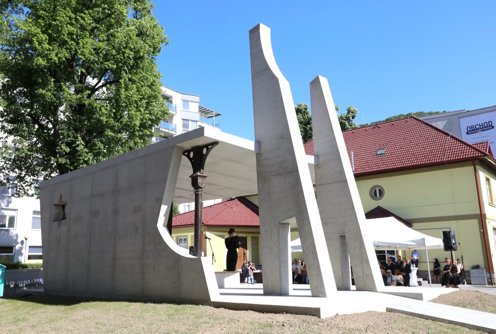 B. Bystrica: Na mieste židovskej synagógy odhalili Pamätník obetiam holokaustu