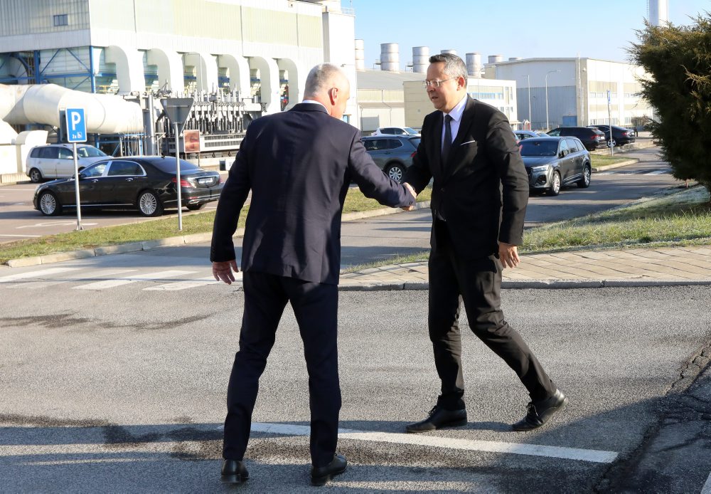 Predseda vlády SR Robert Fico navštívil spoločnosť Slovalco, a. s.