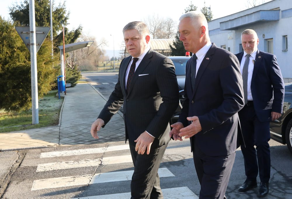 Predseda vlády SR Robert Fico navštívil spoločnosť Slovalco, a. s.