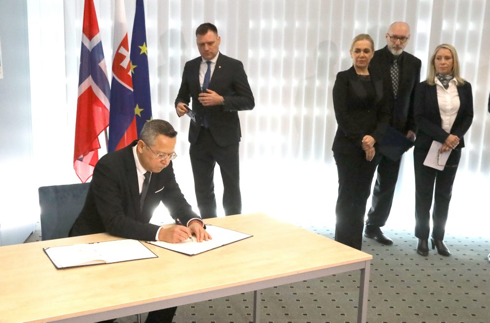 Predseda vlády SR Robert Fico navštívil spoločnosť Slovalco, a. s.