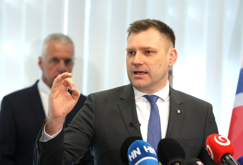 Predseda vlády SR Robert Fico navštívil spoločnosť Slovalco, a. s.