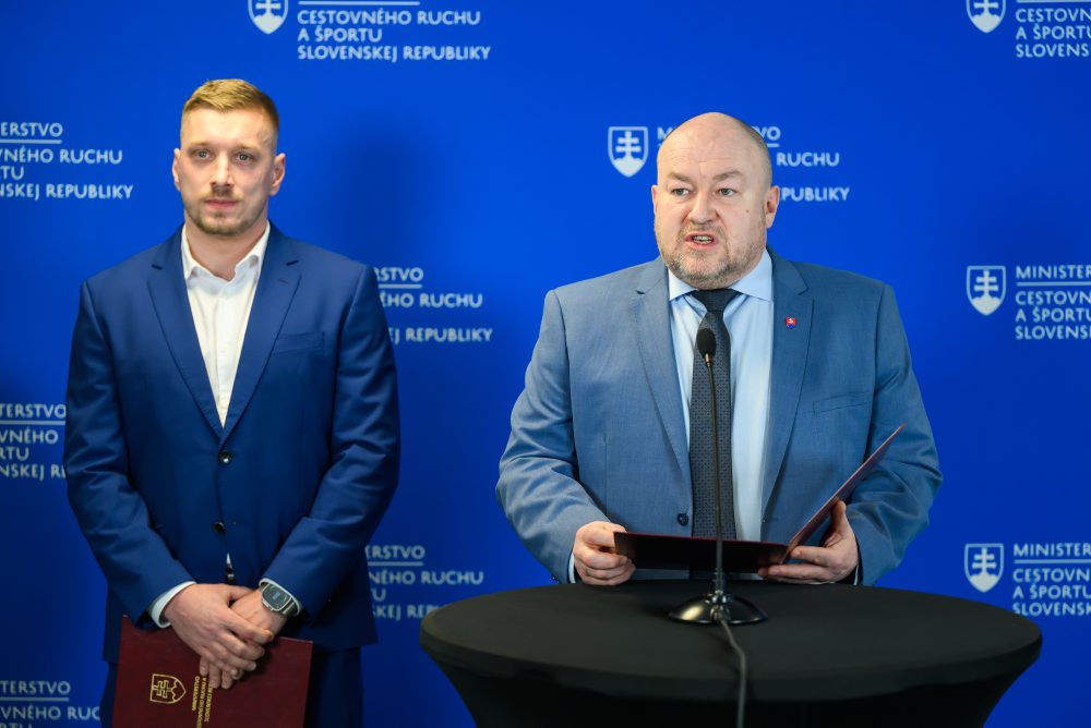 Tlačová konferencia ministra cestovného ruchu a športu SR Rudolfa Huliaka k predstaveniu novej „posily“ na ministerstve - hokejového reprezentanta Marcela Haščáka