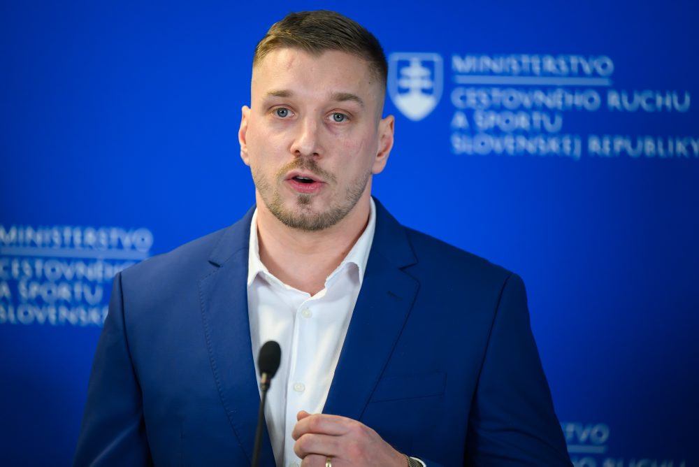 Tlačová konferencia ministra cestovného ruchu a športu SR Rudolfa Huliaka k predstaveniu novej „posily“ na ministerstve - hokejového reprezentanta Marcela Haščáka