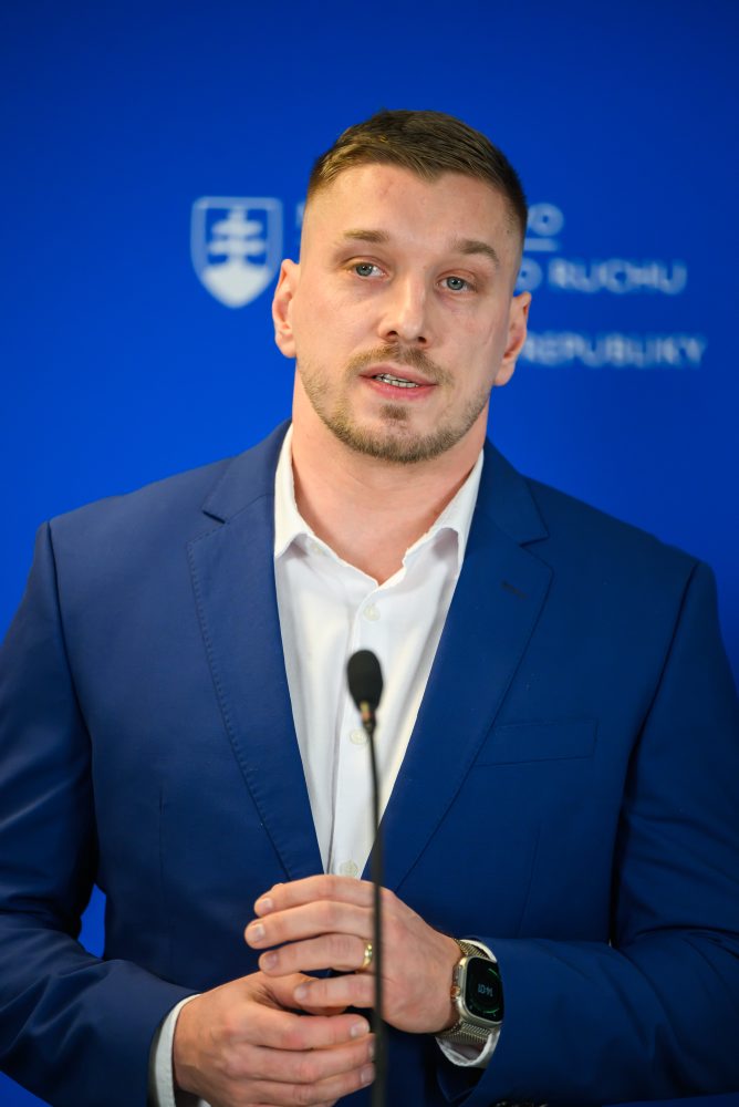 Tlačová konferencia ministra cestovného ruchu a športu SR Rudolfa Huliaka k predstaveniu novej „posily“ na ministerstve - hokejového reprezentanta Marcela Haščáka