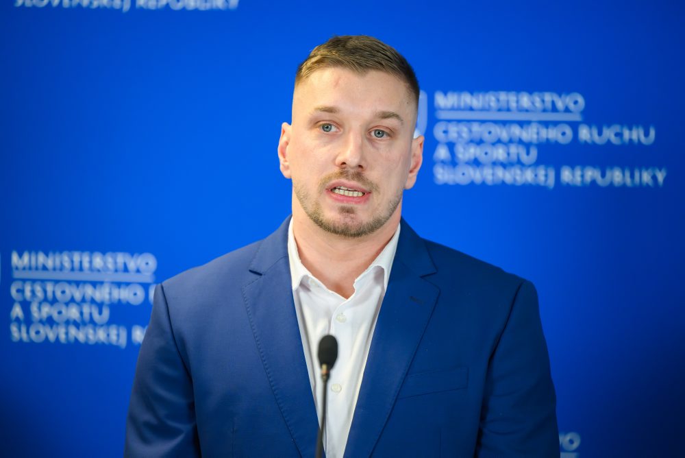 Tlačová konferencia ministra cestovného ruchu a športu SR Rudolfa Huliaka k predstaveniu novej „posily“ na ministerstve - hokejového reprezentanta Marcela Haščáka