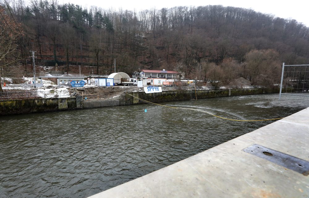 Práce pred osadením nového oceľového mosta v Banskej Bystrici