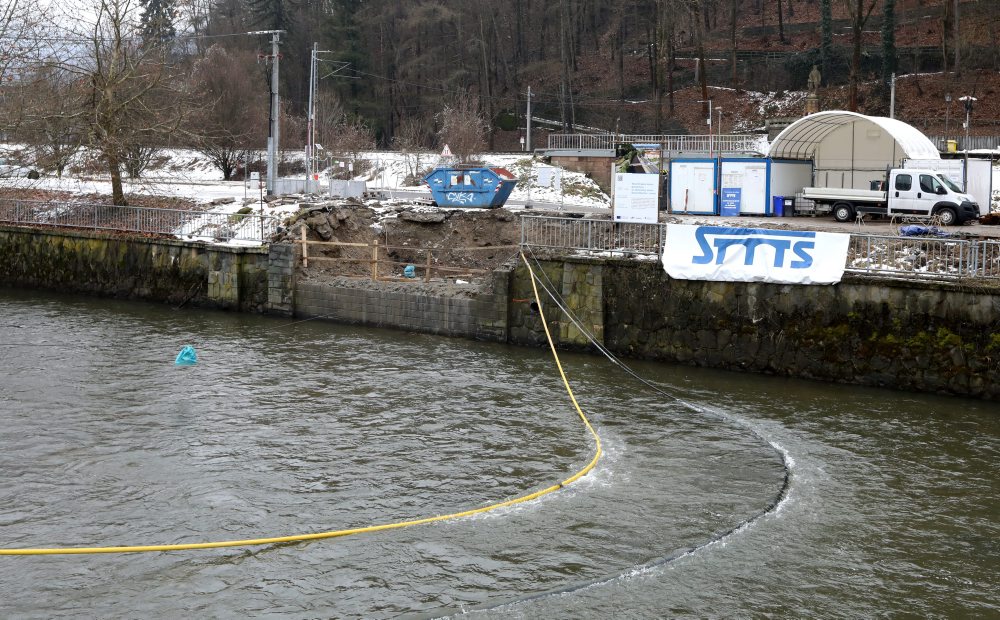 Práce pred osadením nového oceľového mosta v Banskej Bystrici