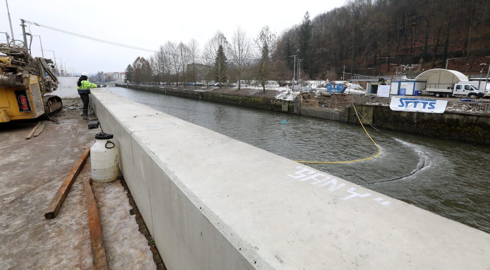Práce pred osadením nového oceľového mosta v Banskej Bystrici
