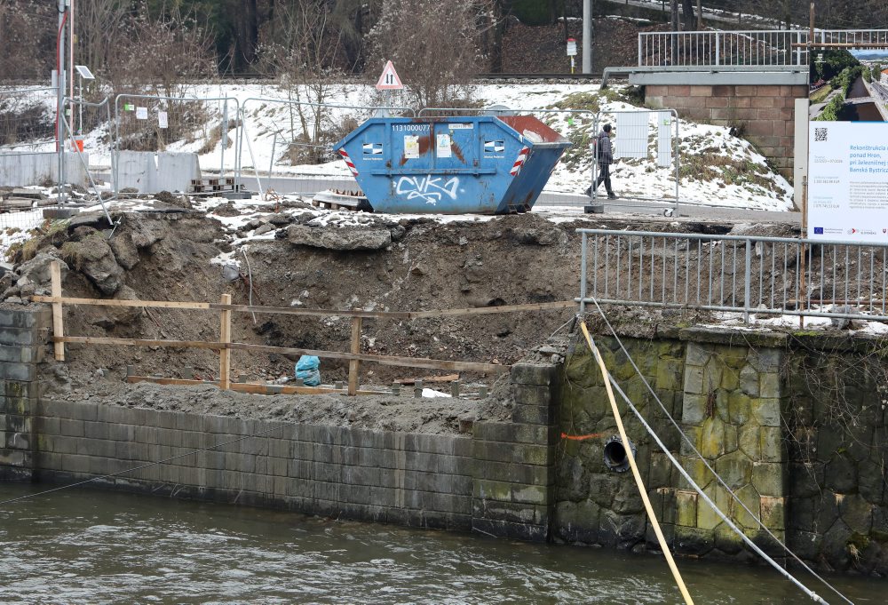 Práce pred osadením nového oceľového mosta v Banskej Bystrici