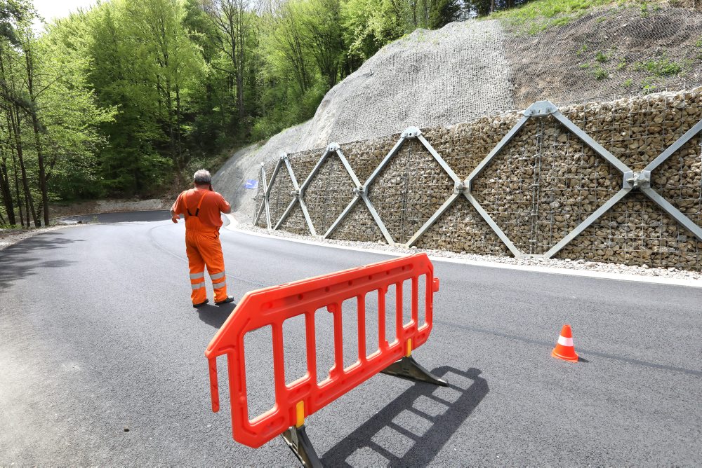 Prístupová cesta do obce Králiky je už bezpečná, štát zaplatil 1,3 milióna eur