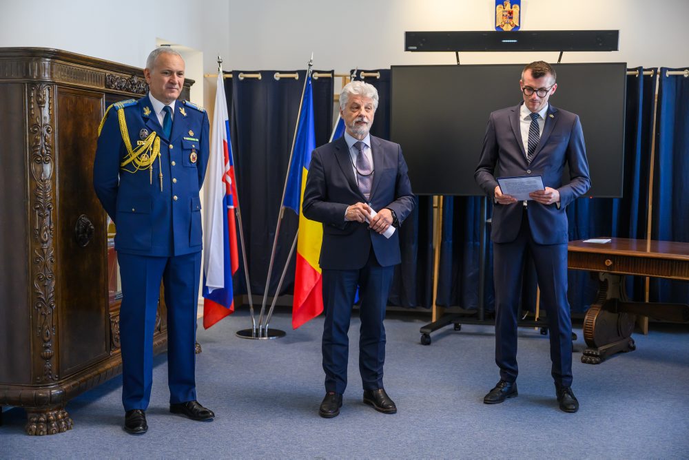 Odovzdávanie rumunského Národného rádu za zásluhy slovenským občanom