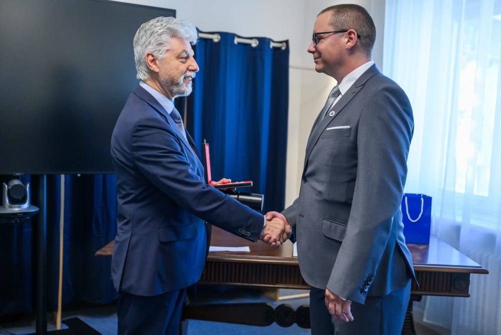 Odovzdávanie rumunského Národného rádu za zásluhy slovenským občanom