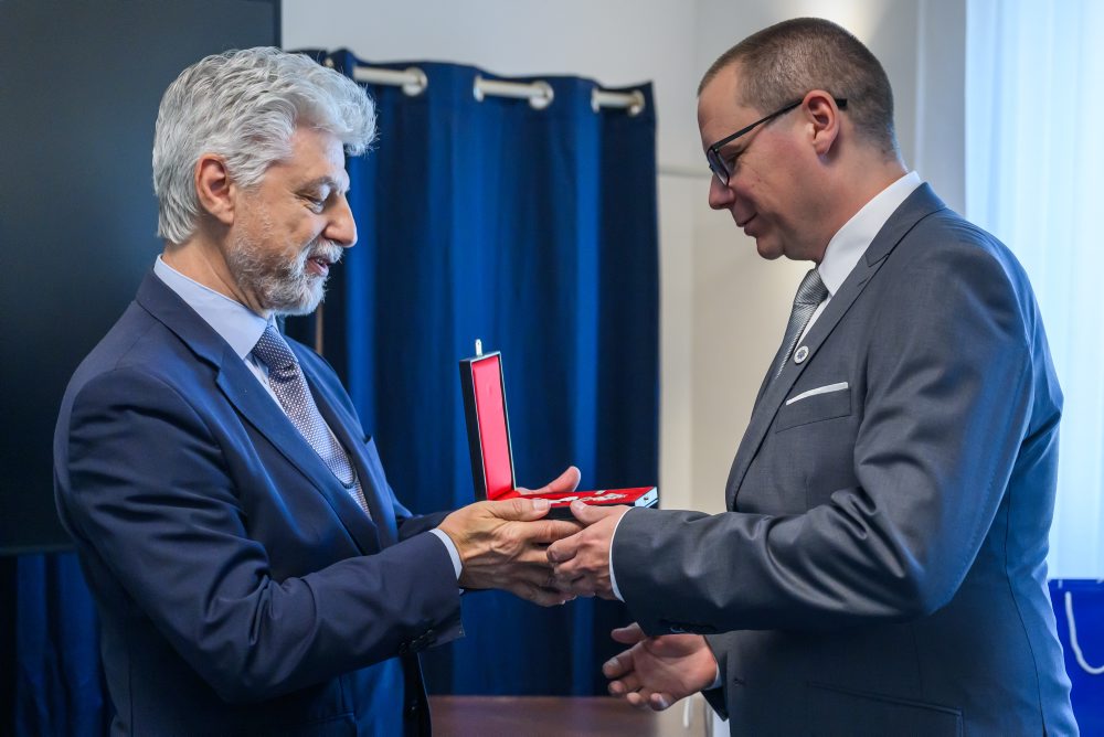 Odovzdávanie rumunského Národného rádu za zásluhy slovenským občanom