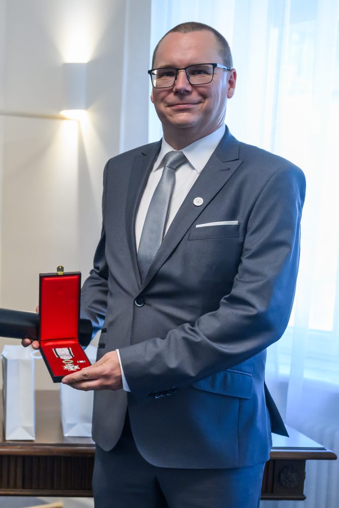 Odovzdávanie rumunského Národného rádu za zásluhy slovenským občanom