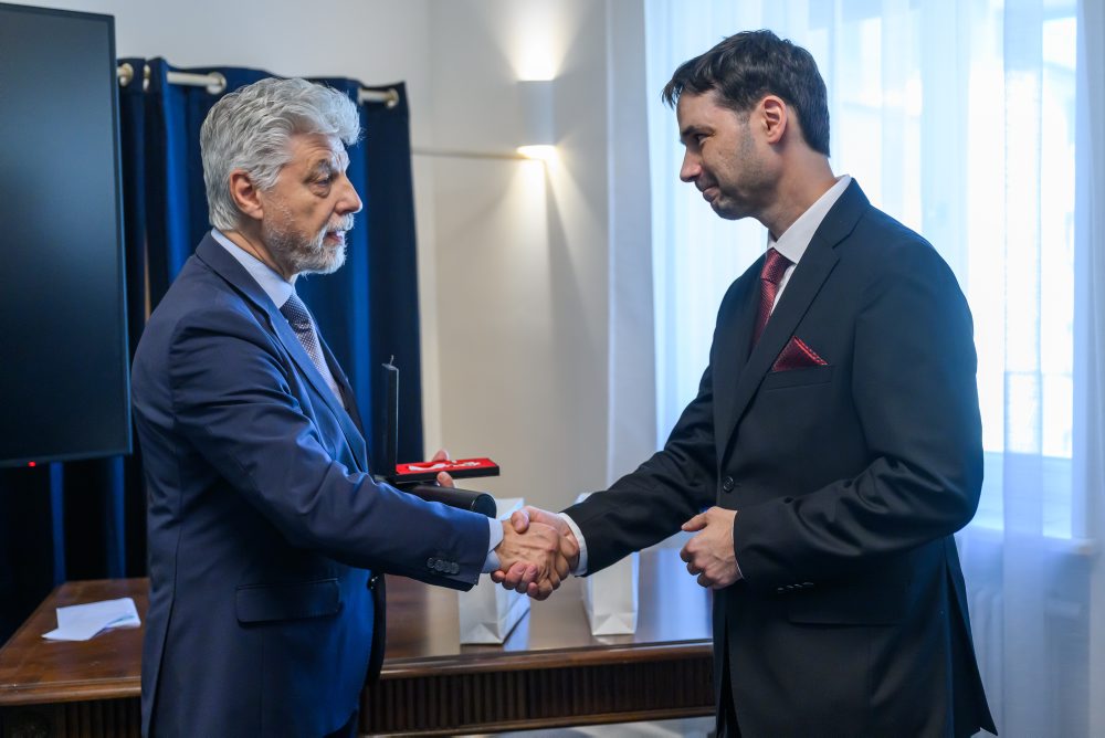 Odovzdávanie rumunského Národného rádu za zásluhy slovenským občanom