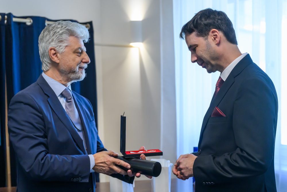 Odovzdávanie rumunského Národného rádu za zásluhy slovenským občanom