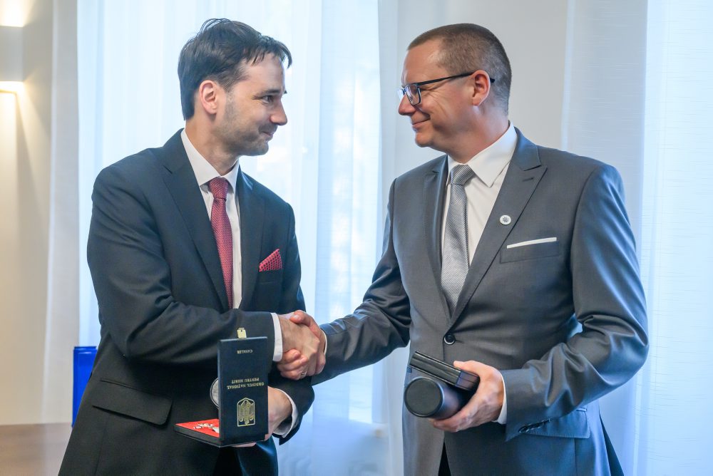 Odovzdávanie rumunského Národného rádu za zásluhy slovenským občanom